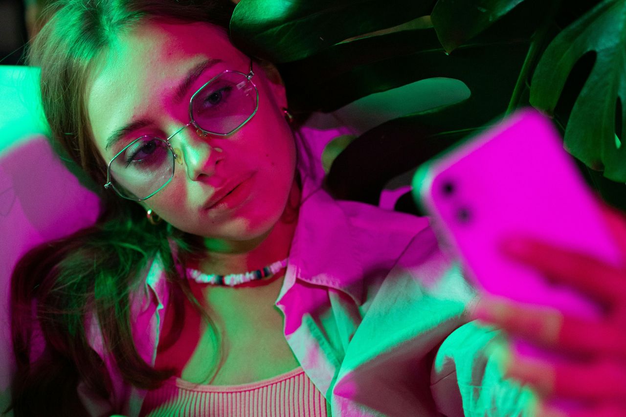 Los jóvenes suben fotos, videos y contenidos en plataformas de redes sociales como Facebook, Instagram, TikTok o WhatsApp.