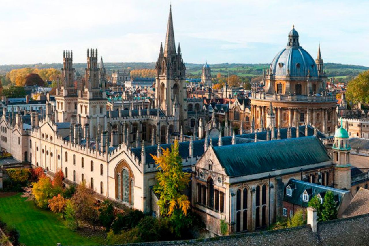 Aunque la Universidad de Oxford es pública la admisión de los estudiantes es muy rigurosa y se basa en méritos académicos, así como en su potencial.