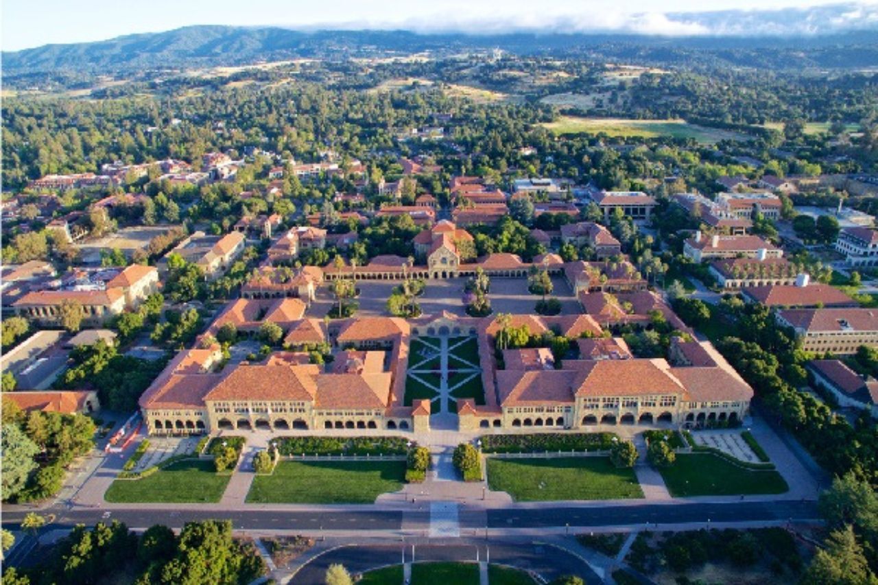Stanford ha sido productora de 30 milmillonarios vivos y 17 astronautas, además de líderes de miembros del congreso de los Estados Unidos.