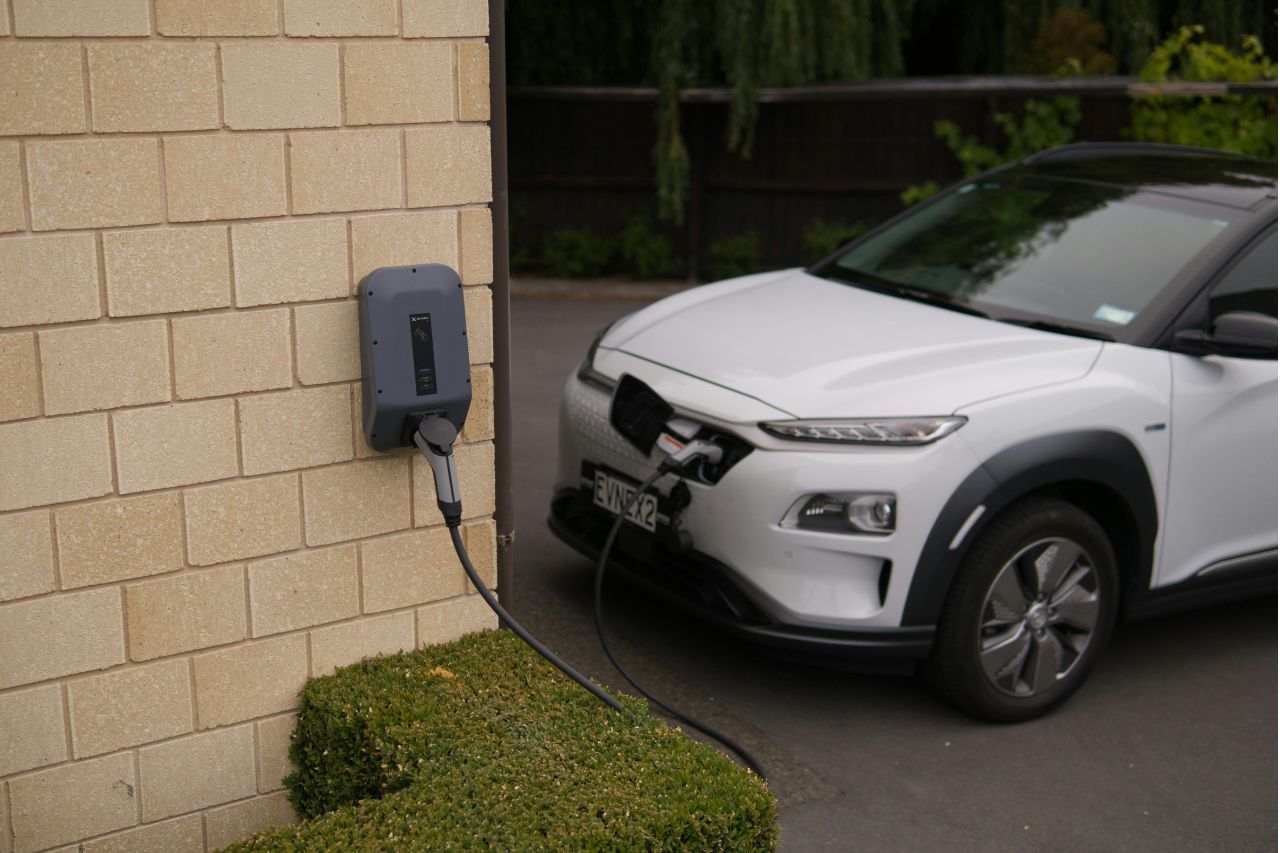 La mayoría de las casas automotrices han innovado sus vehículos para que sean híbridos o eléctricos en su totalidad, este cambio implica también desistir del uso tradicional de combustibles contaminantes.