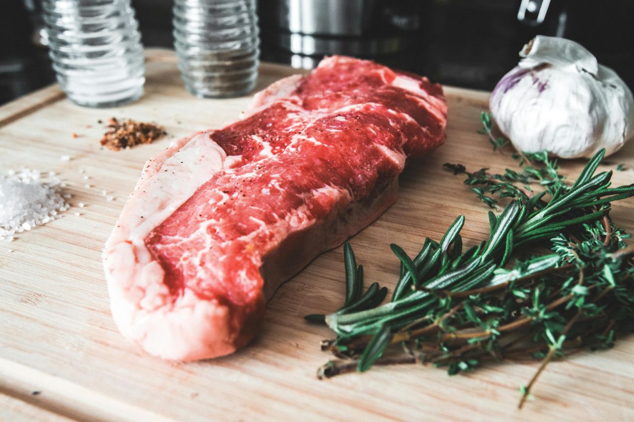 La carne cultivada se produce a partir de células animales en un entorno controlado. En países como Estados Unidos, Hong Kong ya se consume este alimento.