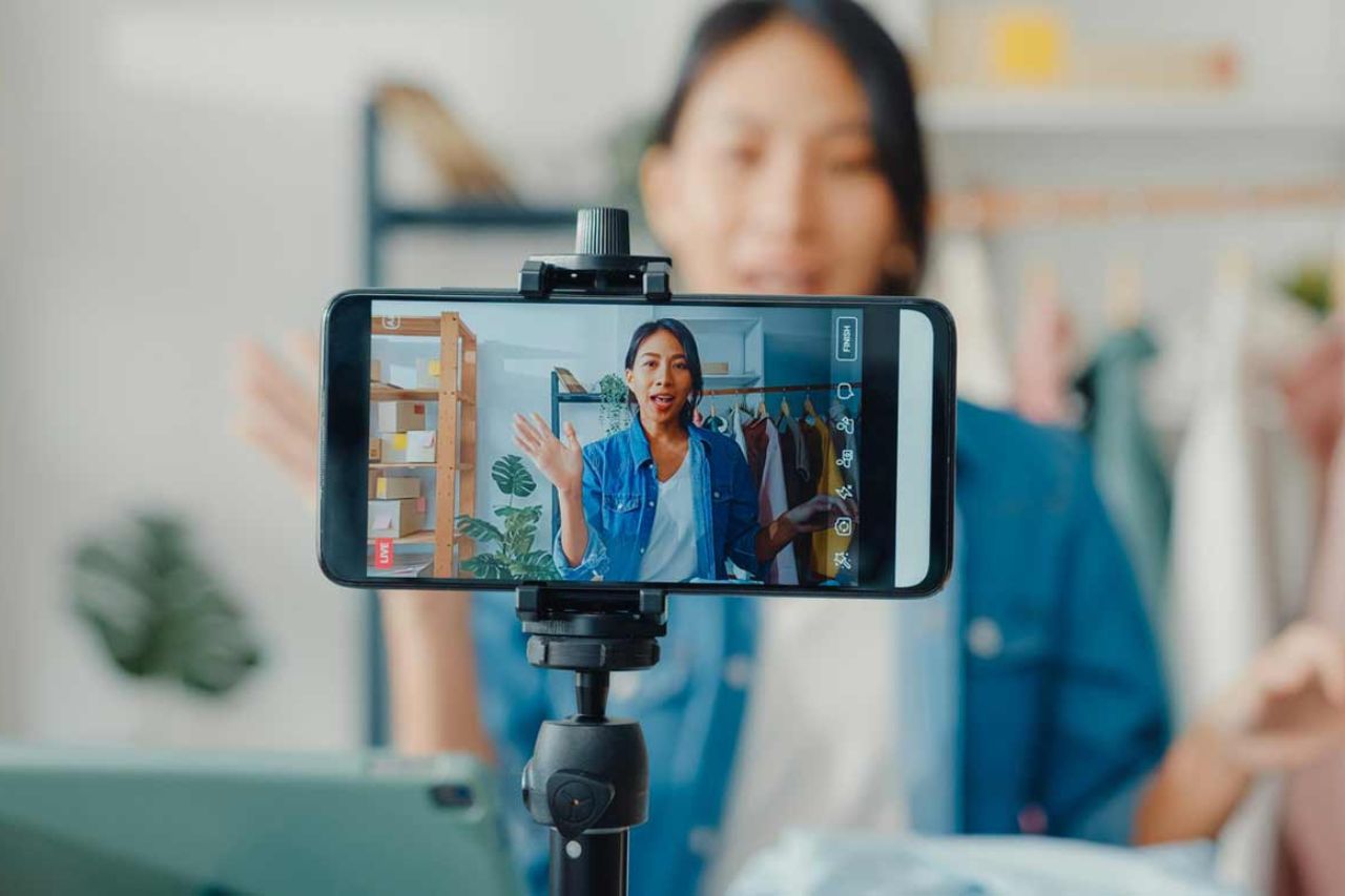 Influencer en live de redes sociales.