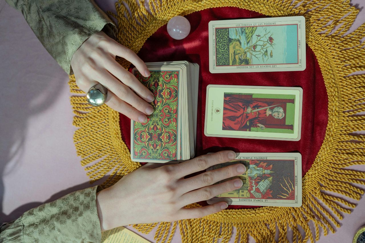 Persona leyendo el tarot.