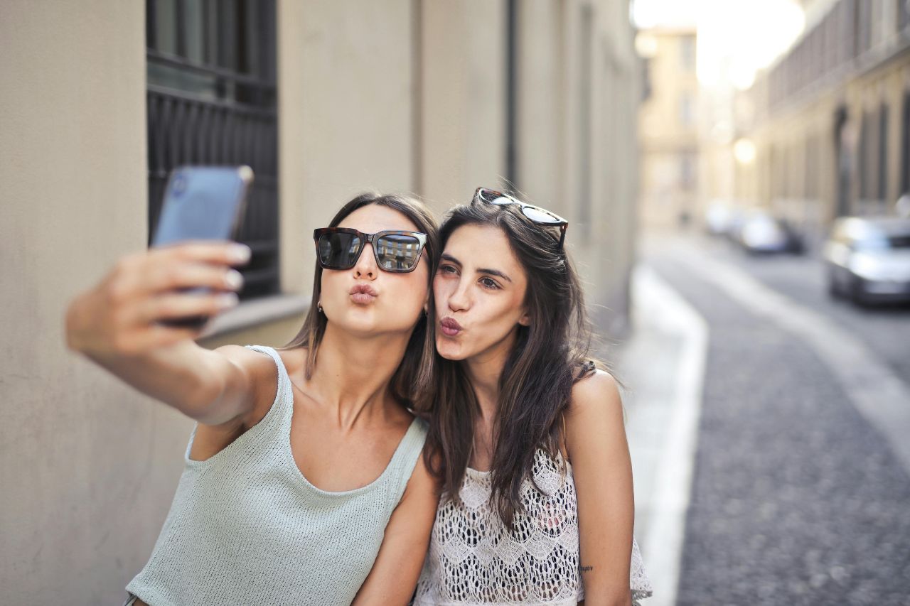 Con la llegada de la tecnología la información que compartimos en redes sociales podría difundirse de manera pública atentando contra la privacidad.