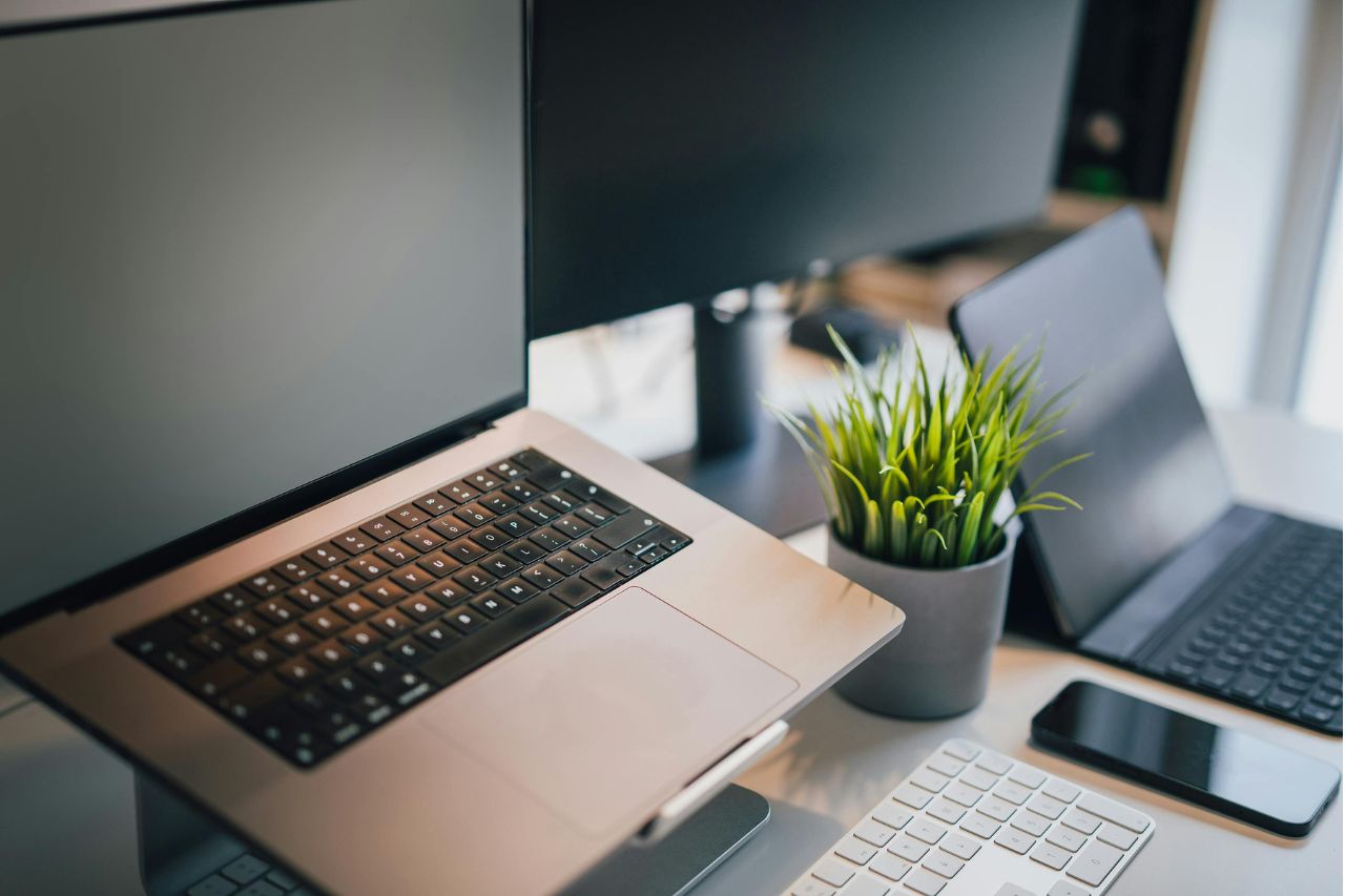 La herramienta esencial para la educación virtual son los ordenadores o laptops, aunque en actualmente desde un celular muchos se pueden conectar.