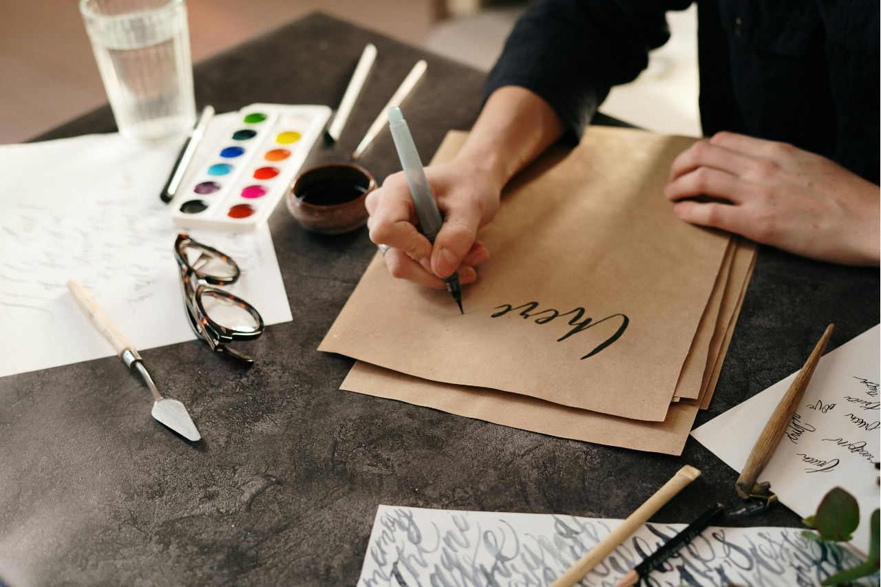 La creatividad, la reflexión y la autenticidad son algunos de los talentos que los jóvenes buscan desarrollar mediante la escritura a mano.