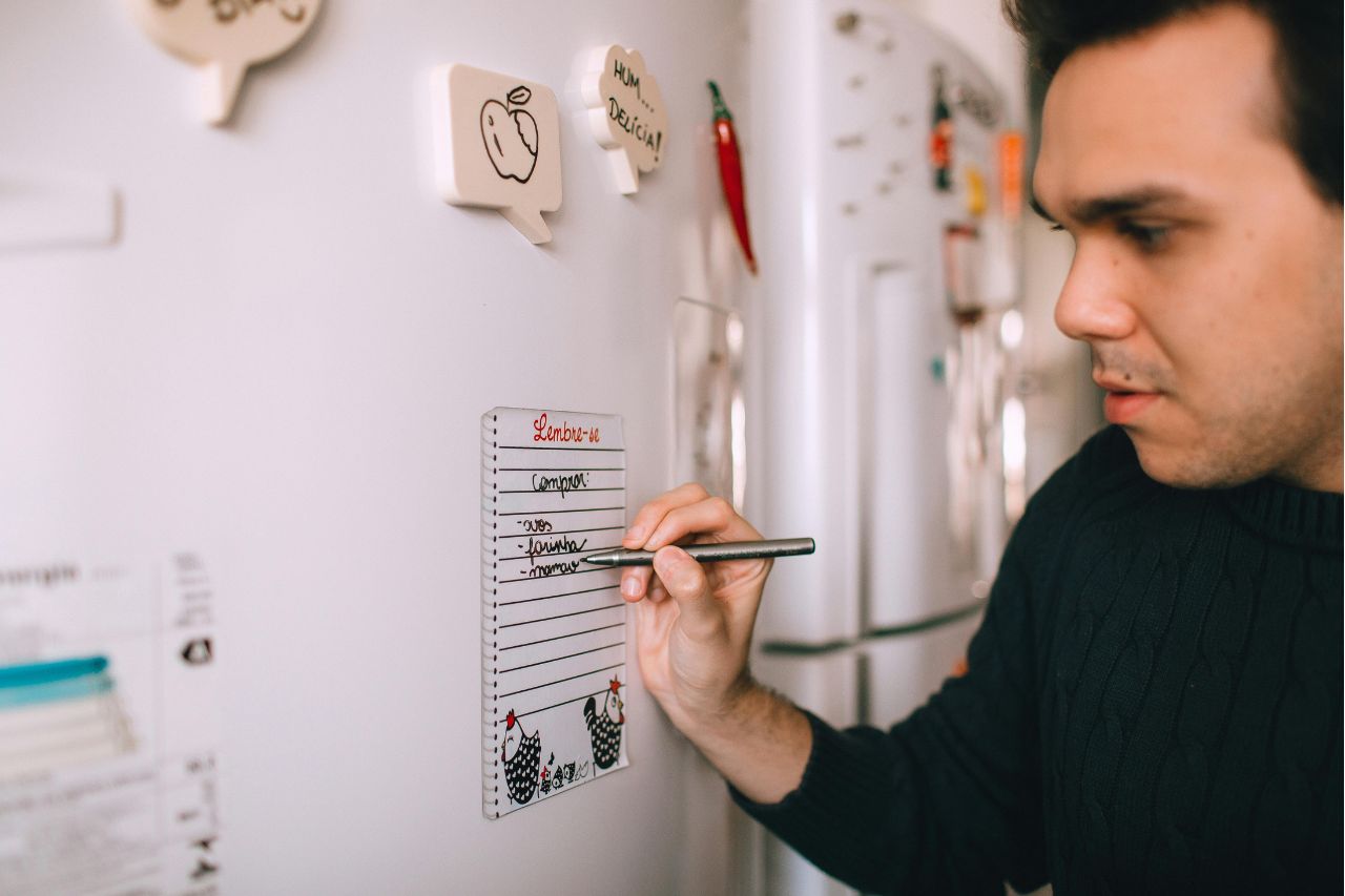 La escritura a mano se usa en situaciones básicas como notas de recordatorios donde las personas escriben sus planificaciones, compras, actividades, etc.