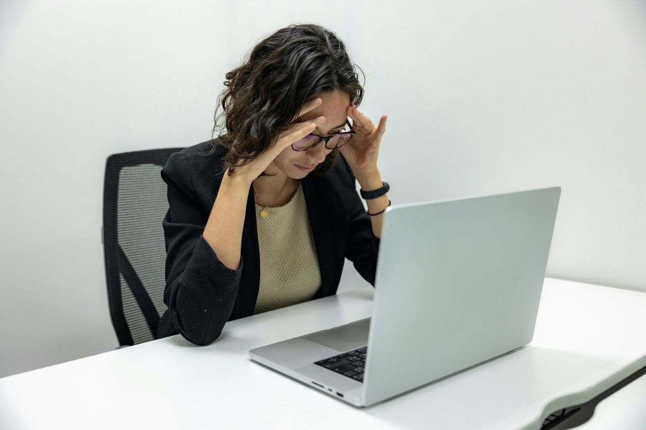 Actualmente la mayoría de nuestras actividades laborales o personales implican el uso de plataformas digitales, lo que nos hace más propensos a la dependencia de los mismos.