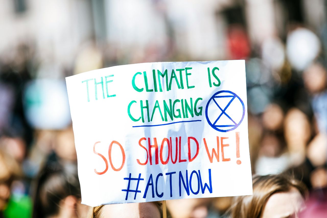 El cambio climático ha motivado a jóvenes a levantar su voz contra empresas y actividades que favorecen a este fenómeno.