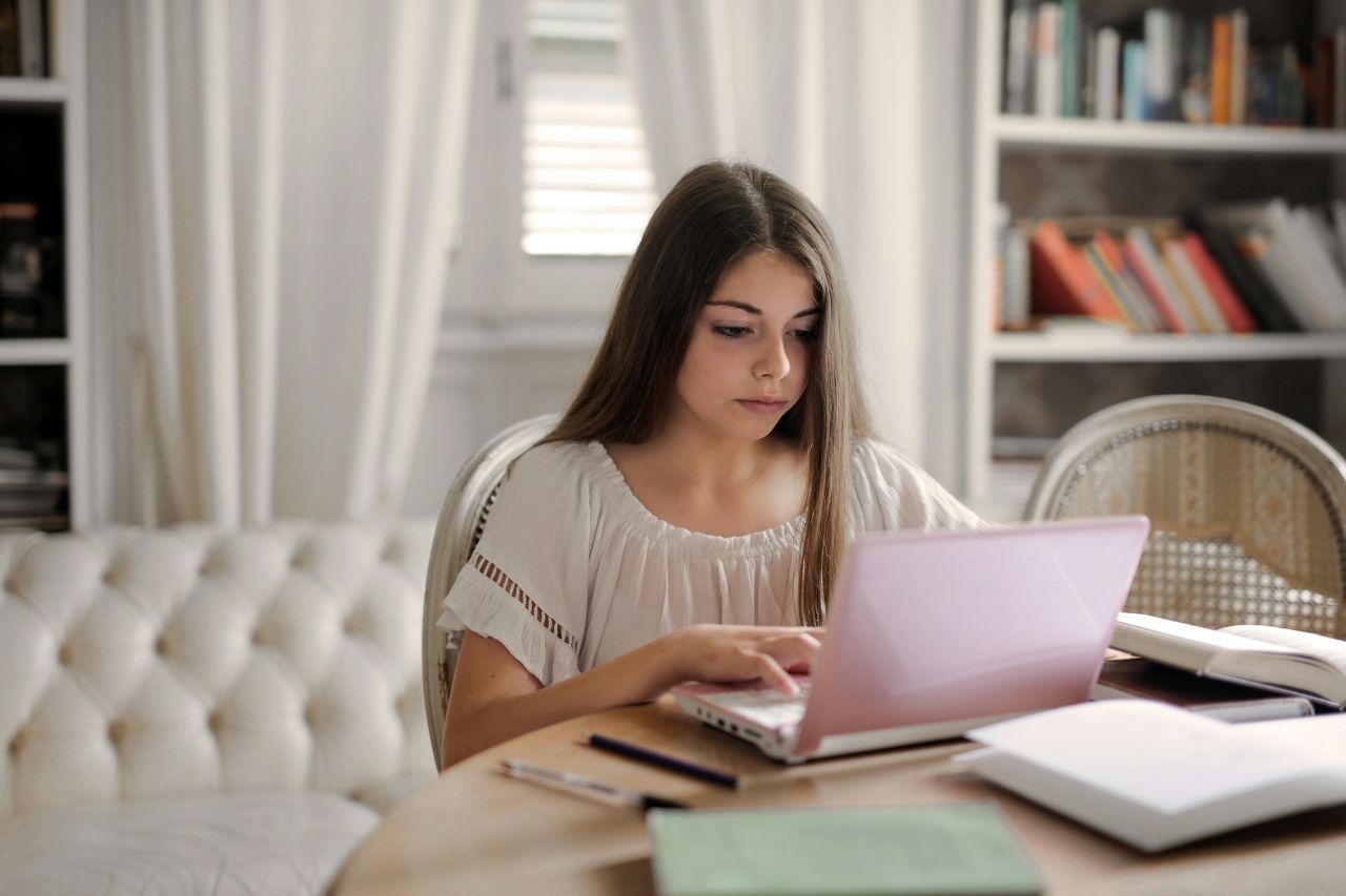 En esta nueva era del mundo laboral, muchos jóvenes trabajan de manera remota desde la comodidad de sus casas.