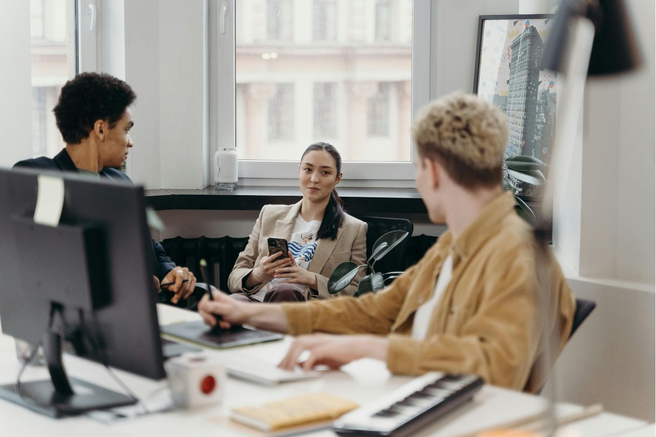 El ambiente laboral es muy importante para las nuevas generaciones ya que los problemas personales entre compañeros muchas veces terminan en renuncias.