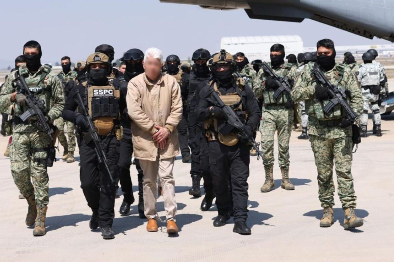 Narcotraficante durante extradición a Estados Unidos.