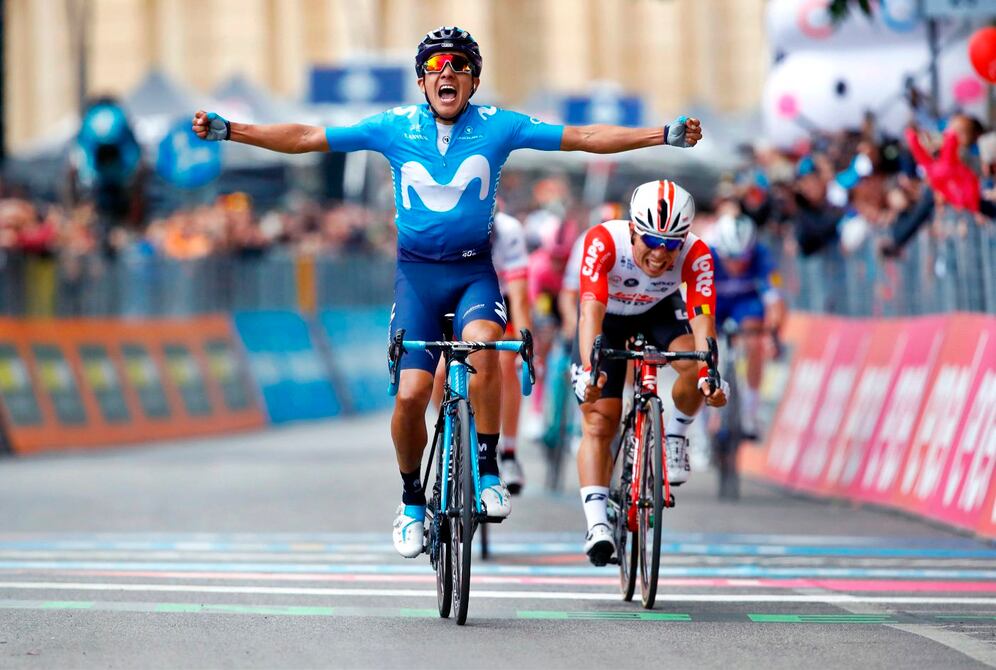 Richard Carapaz celebra con euforia a su llegada a la meta. El ecuatoriano ganó la cuarta etapa del Giro 2019 y ya se posiciona entre los 20 mejores en la general